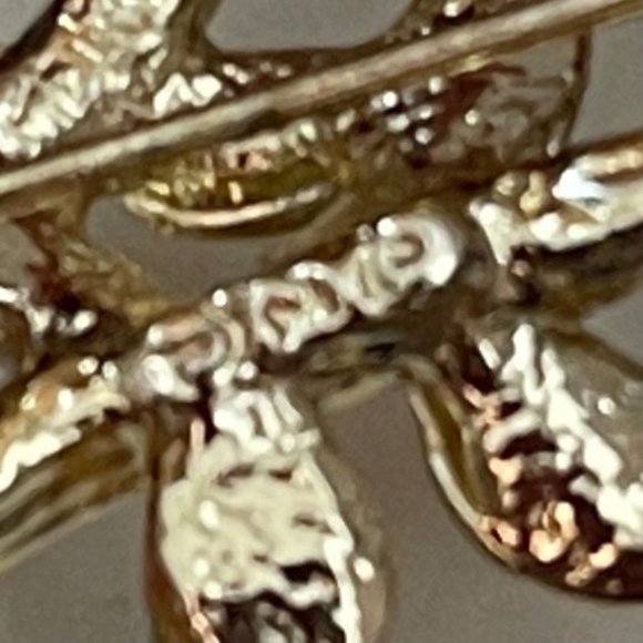 VINTAGE Gold Tone Two Smiling Sunflower Pin Brooch Signed AJC - Picture 3 of 3